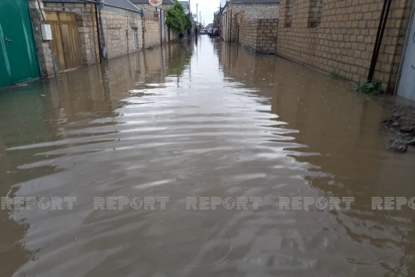 В Гяндже дождевой водой затопило дома - ВИДЕО