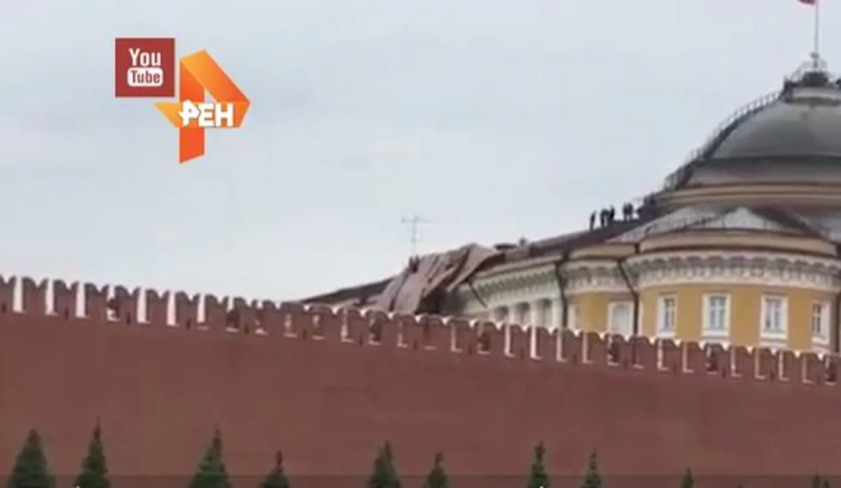 Ураган снес часть кровли с Сенаткого дворца в Кремле - ВИДЕО