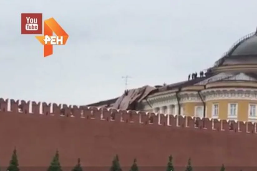 Ураган снес часть кровли с Сенаткого дворца в Кремле - ВИДЕО