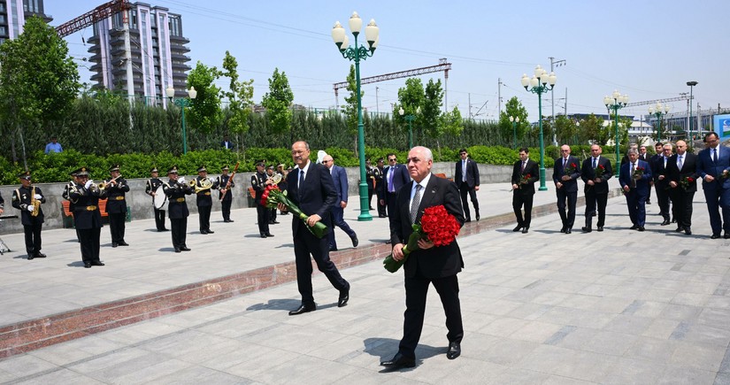 Azərbaycan və Özbəkistanın Baş nazirləri Daşkənddə Heydər Əliyevin barelyefini ziyarət edib