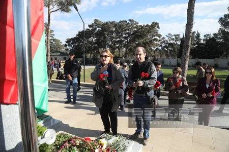 Azərbaycanın Rus İcması Zəfər Günü ilə bağlı İkinci Şəhidlər xiyabanını ziyarət edib