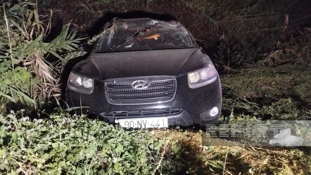 Bakı-Qazax yolunda avtomobil kanala düşüb, xəsarət alan var