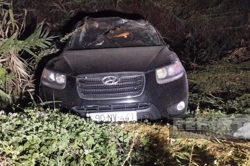 Bakı-Qazax yolunda avtomobil kanala düşüb, xəsarət alan var