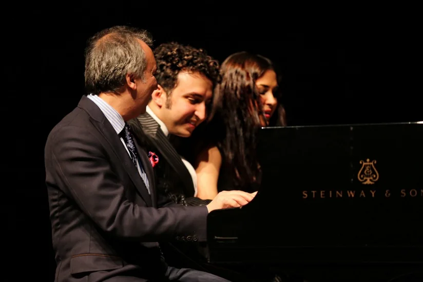 Azərbaycanlı pianoçu iki övladı ilə birlikdə İstanbulda konsert verib