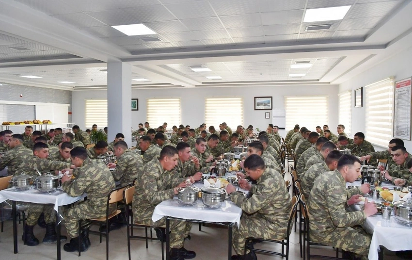 Azərbaycanda əsgərlərə yeməyə okean və dəniz balıqları verilir