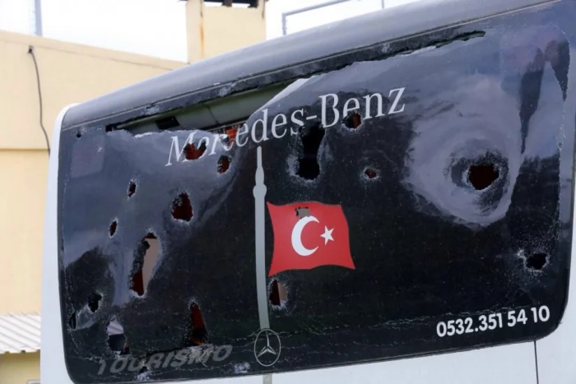 Beşiktaş komandasının avtobusu daşa basılıb