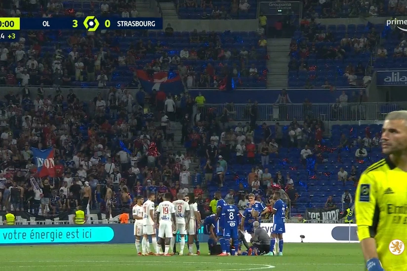 Fransa çempionatında futbolçu qəfildən yerə yıxılıb