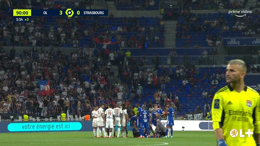 Fransa çempionatında futbolçu qəfildən yerə yıxılıb