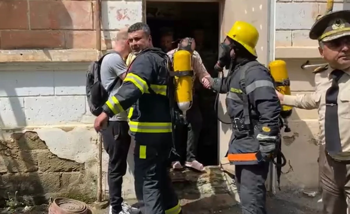 Bakıda ikimərtəbəli yaşayış binasında yanğın olub, 3 nəfər xilas edilib