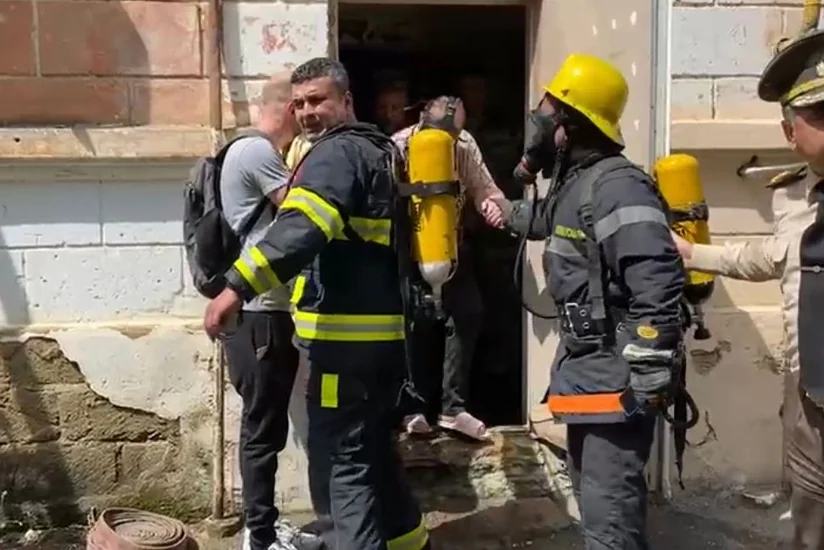 Сотрудники МЧС спасли из огня троих человек