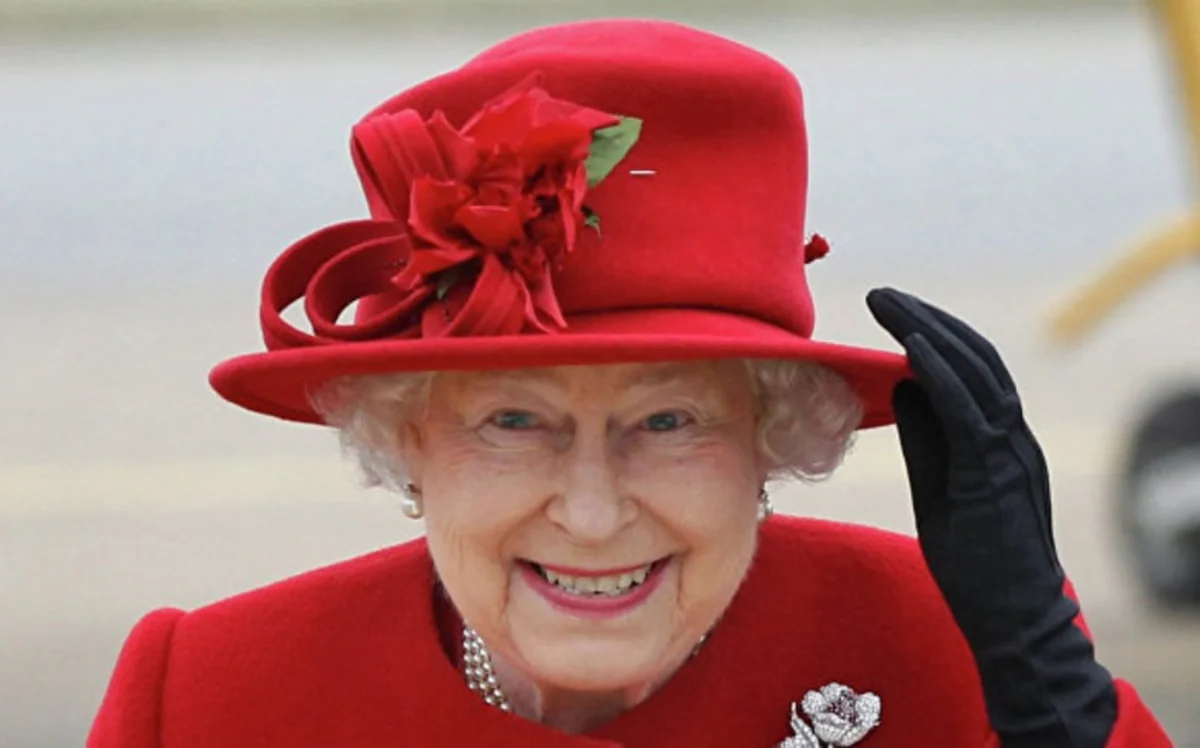 Елизавета II побывала на борту авианосца HMS Queen Elizabeth