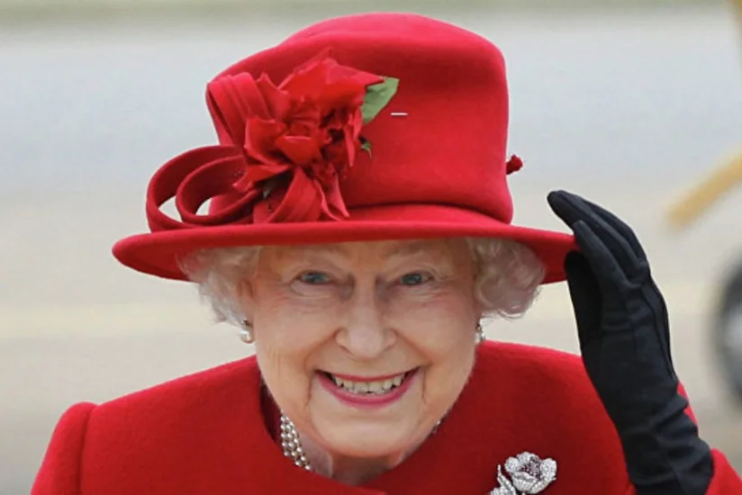 Елизавета II побывала на борту авианосца HMS Queen Elizabeth