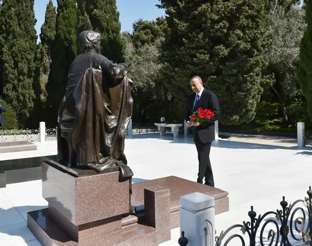 Azərbaycan Prezidenti Ümummilli Lider Heydər Əliyevin məzarını ziyarət edib