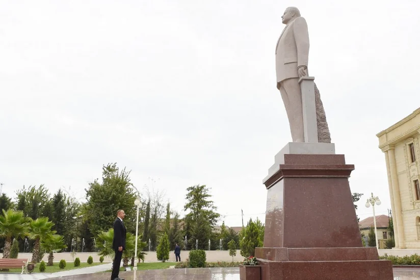 Prezident İlham Əliyev Salyan rayonuna səfərə gedib