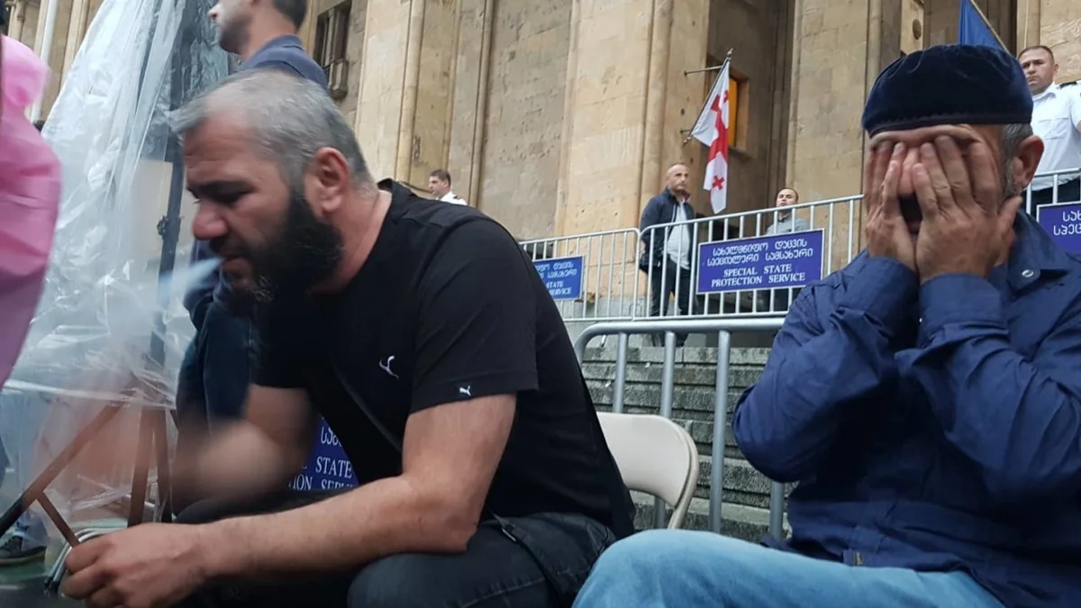 Tbilisidə qətlə yetirilmiş yeniyetmənin atası parlamentin qarşısında aclıq aksiyasına başlayıb