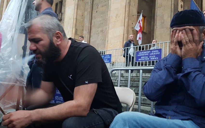 Tbilisidə qətlə yetirilmiş yeniyetmənin atası parlamentin qarşısında aclıq aksiyasına başlayıb