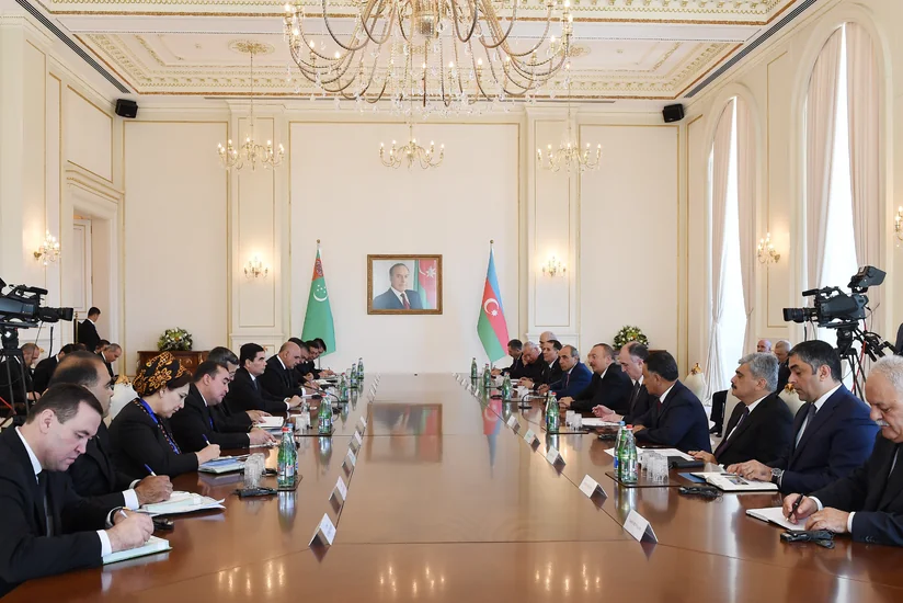 Presidents of Azerbaijan and Turkmenistan hold expanded meeting