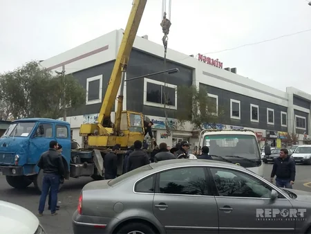 Bakıda yük maşını aşıb - FOTO