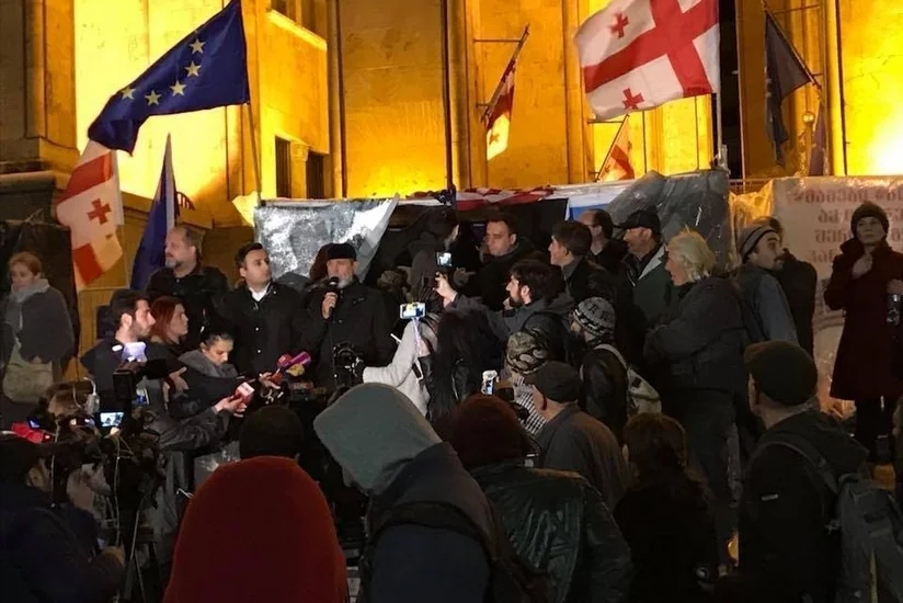 Кандидаты в президенты Грузии присоединились к акции протеста перед парламентом