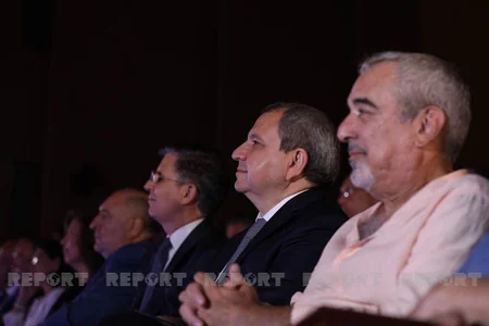 DOST Mərkəzində Çexovun “Təklif” pyesi əsasında hazırlanmış tamaşanın premyerası olub
