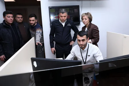 Bayram günü “Azəriqaz”a daxil olan bəzi zəngləri baş direktor cavablandırıb
