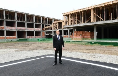 Prezident məcburi köçkünlər üçün binalarda tikinti işlərinin gedişi ilə tanış olub - YENİLƏNİB