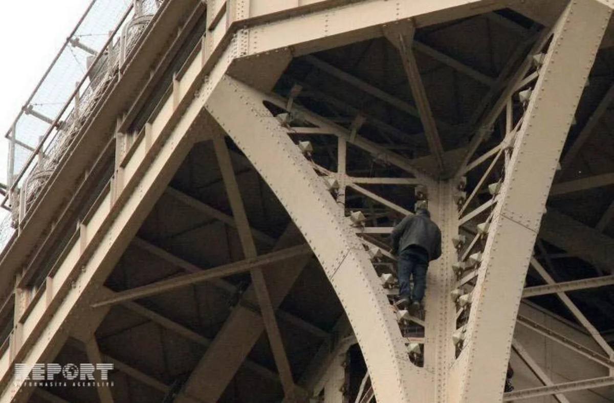 Eyfel qülləsinə dırmaşan naməlum şəxs tarixi abidədən düşürdülüb - FOTO - YENİLƏNİB-2