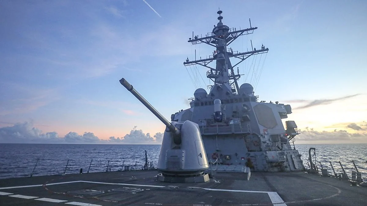 В Пекине заявили о незаконном вторжении ракетного крейсера США в китайские воды