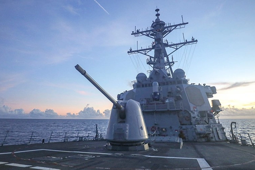 В Пекине заявили о незаконном вторжении ракетного крейсера США в китайские воды