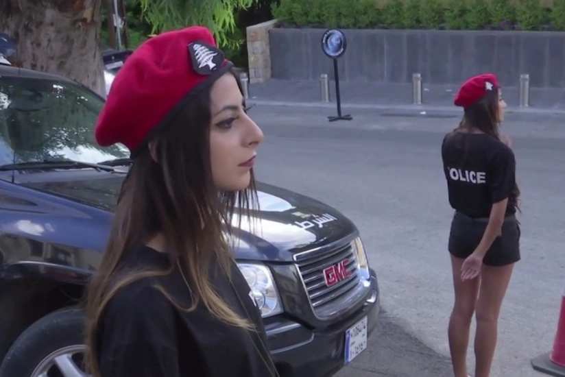 Livanda qadın polislər turist cəlb etmək üçün şort geyiniblər - VİDEO