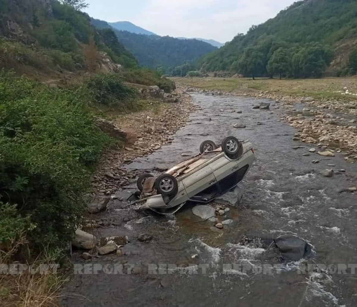 Tovuzda avtomobil  körpüdən çaya aşıb, xəsarət alanlar var