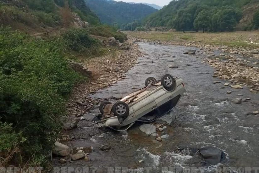Tovuzda avtomobil  körpüdən çaya aşıb, xəsarət alanlar var