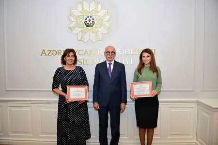 Təhsil Nazirliyi Bədii Yaradıcılıq Evinin direktorunu mükafatlandırıb