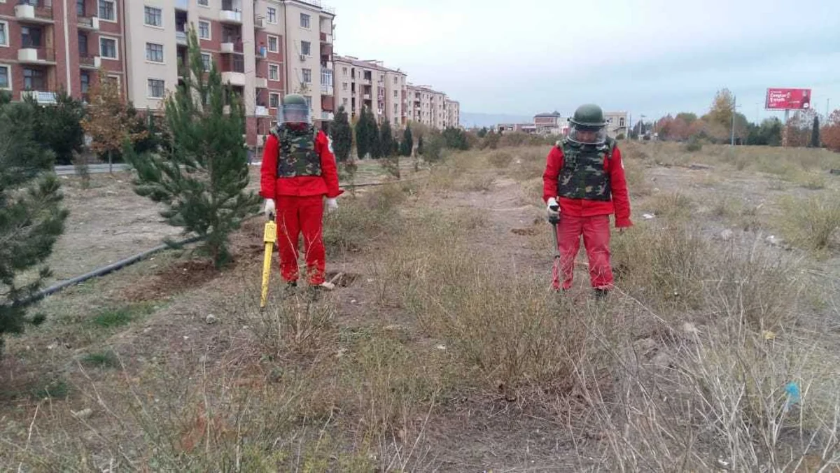 Gəncədə məcburi köçkünlər üçün salınmış qəsəbədə zenit top mərmisi aşkarlanıb