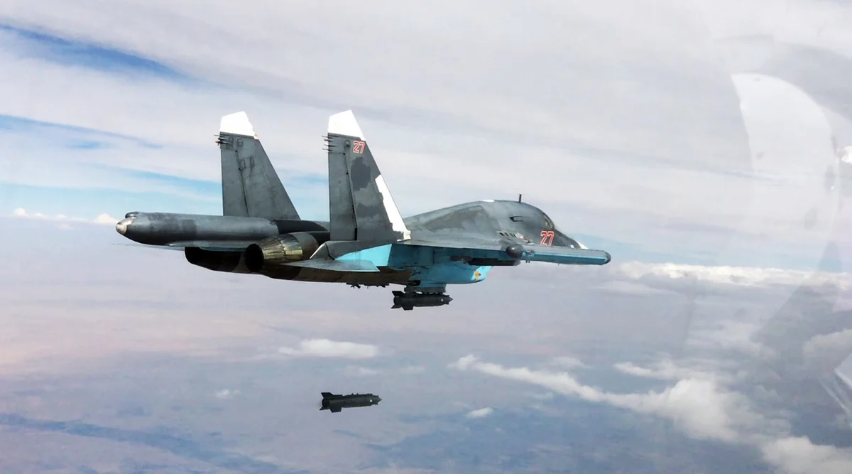 Бомбардировщик Су-34 ВКС РФ сбросил боеприпас в небе над Белгородом