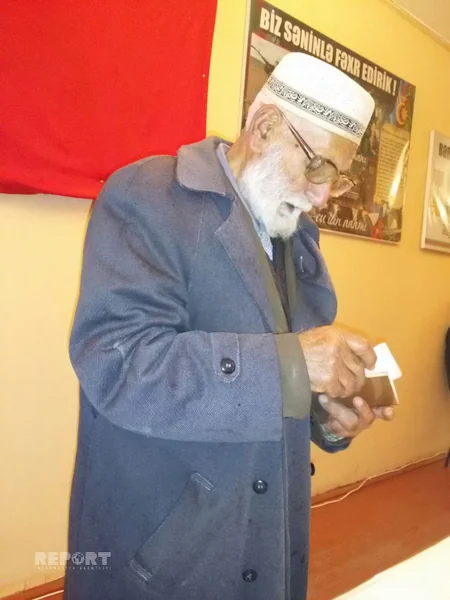 Azərbaycanda ahıl seçicilər doğum gününü seçki məntəqəsində qeyd edib - FOTO