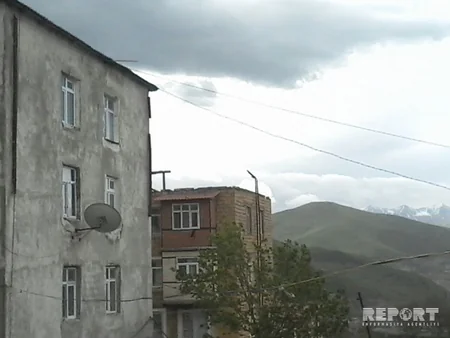 Daşkəsəndə güclü külək evlərin dam örtüyünü uçurub, elektrik xətlərini sıradan çıxarıb - FOTO