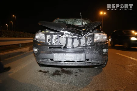 Aeroport yolunda maşın piyadanı vuraraq öldürüb, ardınca iki avtomobilə çırpılıb - FOTO - VİDEO