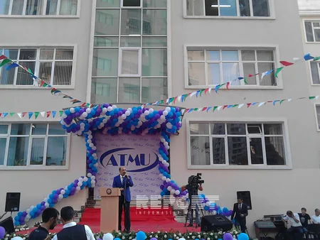 ​ATMU-da məzunların buraxılış mərasimi keçirilib