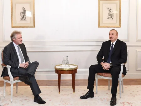 Prezident İlham Əliyev Parisdə “Thales International” şirkətinin baş vitse-prezidenti ilə görüşüb