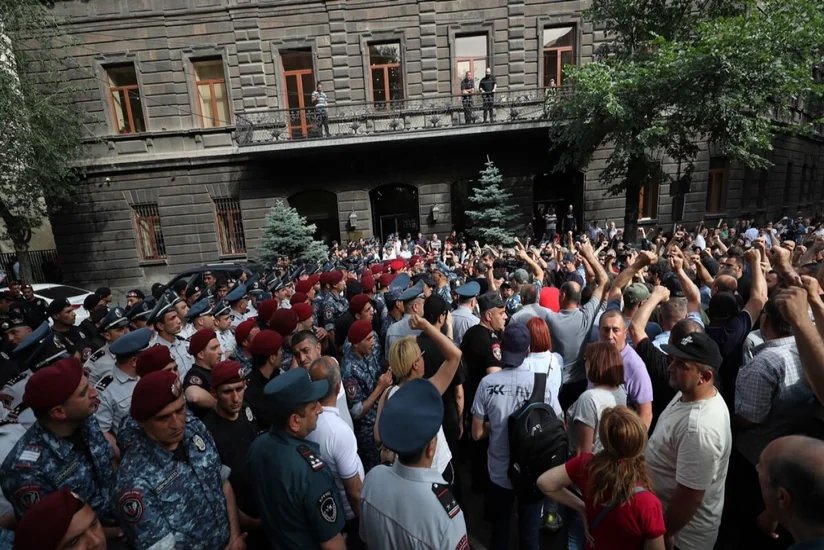 İrəvanda hökumət binası qarşısında yenidən etiraz aksiyası keçirilir