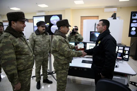 Министр обороны проверил боеспособность бронетехники в прифронтовой зоне