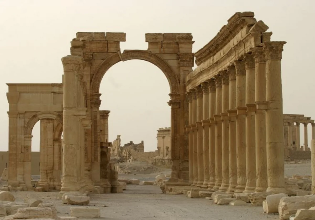 Fighting intensifies as Syrian troops storm ISIS-held ancient city of Palmyra