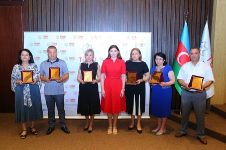 Prezidentin sərəncamı ilə təltif edilən tibb işçilərinə mükafatlar təqdim olunub