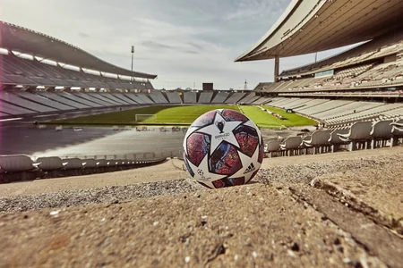 UEFA İstanbuldakı ÇL finalının topunu təqdim etdi - FOTO