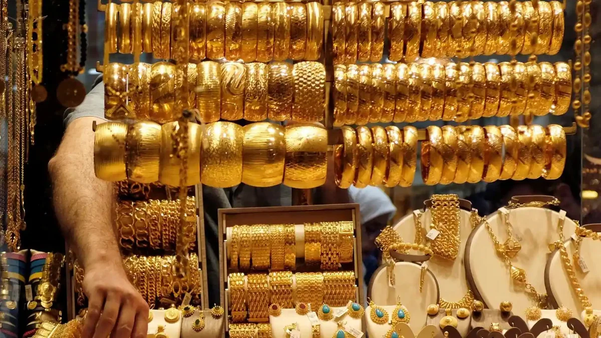 Gold prices rise slightly