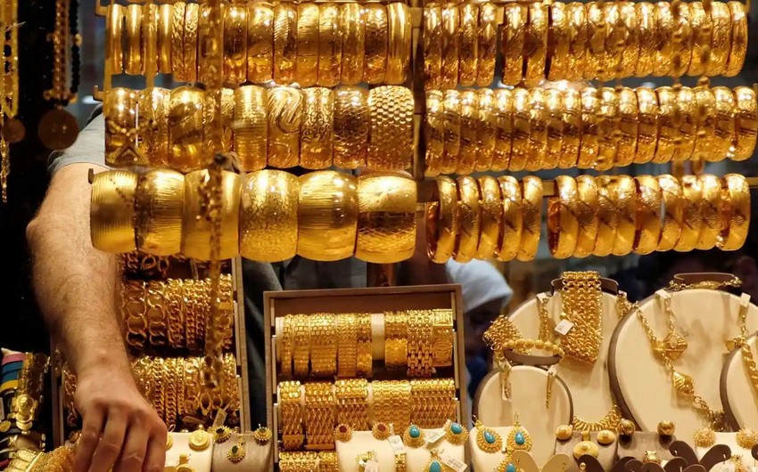 Gold prices rise slightly