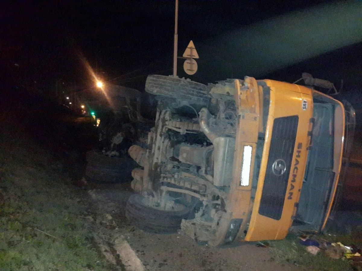 Daşkəsəndə yük maşını aşıb, xəsarət alanlar var