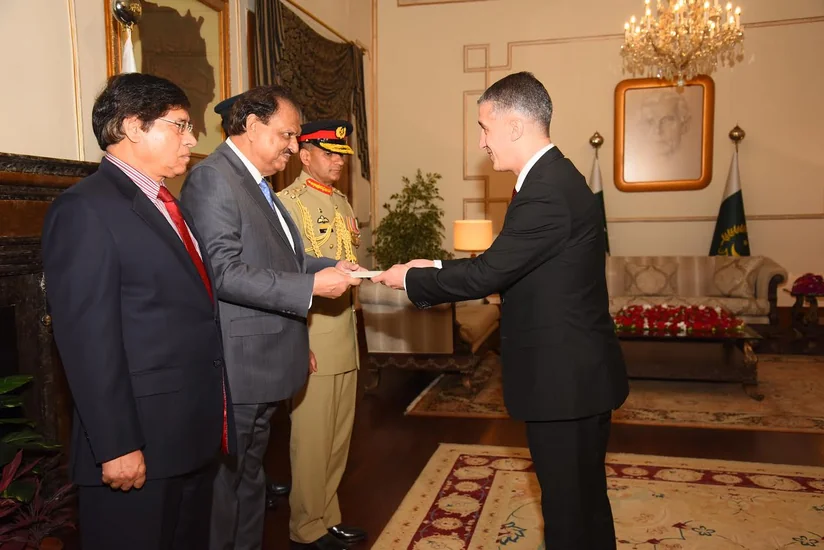 Səfir Əli Əlizadə etimadnaməsini Pakistan prezidentə təqdim edib - FOTO