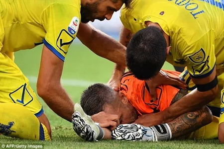 Kyevonun qapıçısı Ronaldu ilə toqquşmadan sonra xəstəxanaya yerləşdirilib